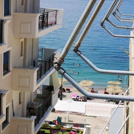 Comfortable Beachfront Apartment Loutráki Exterior foto