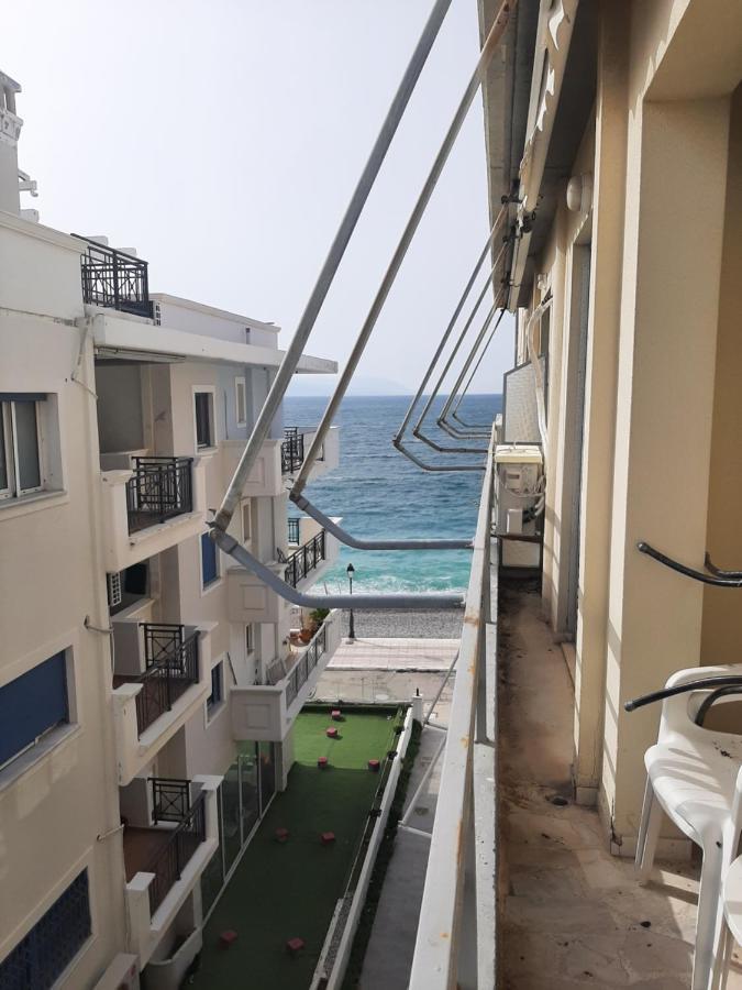 Comfortable Beachfront Apartment Loutráki Exterior foto