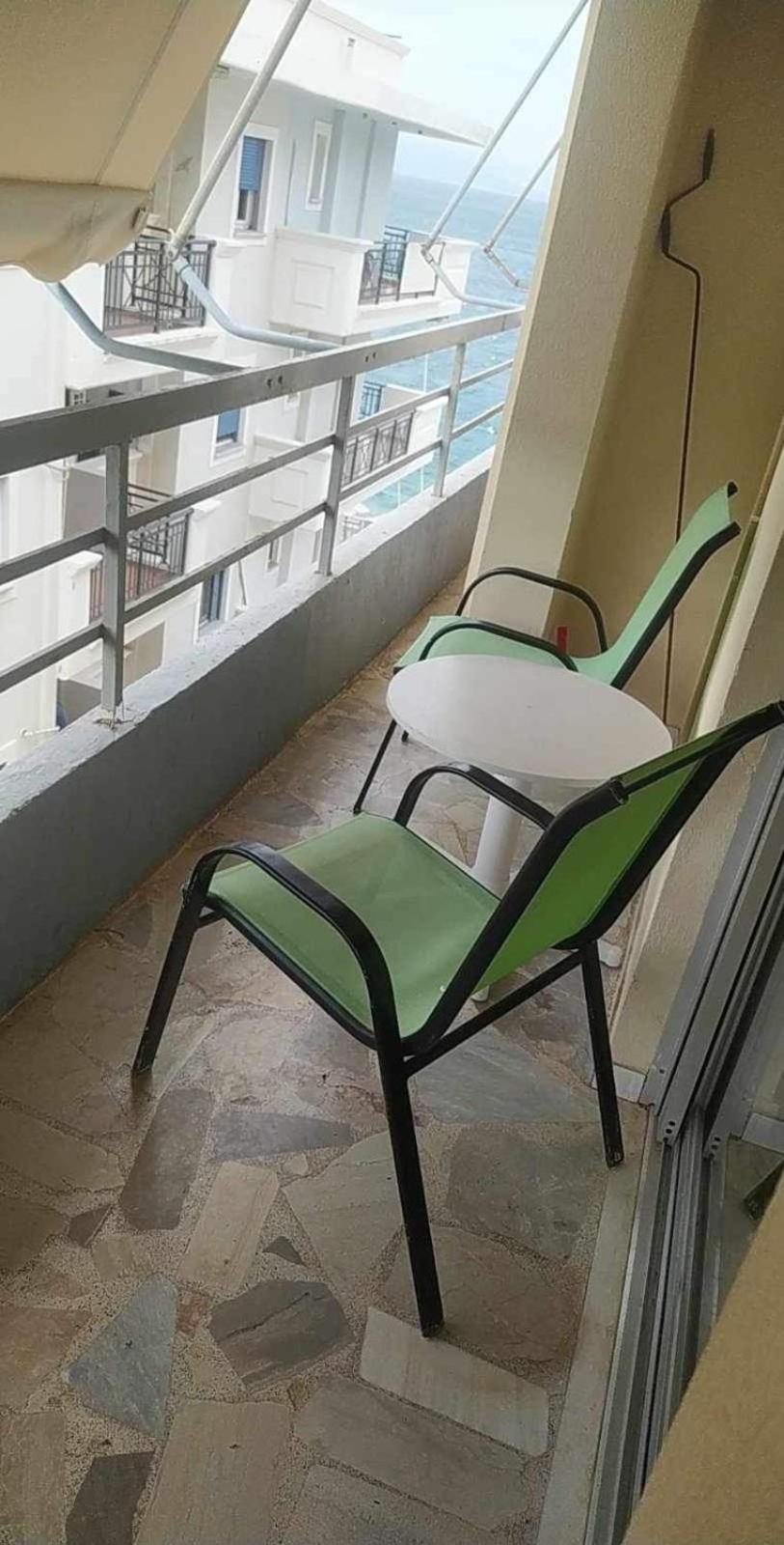 Comfortable Beachfront Apartment Loutráki Exterior foto